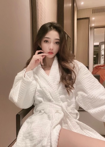 成都 19岁的黑丝小姐姐，半裸诱惑